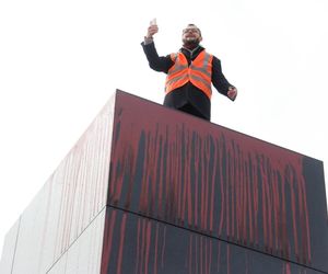 Mężczyzna wszedł na pomnik smoleński