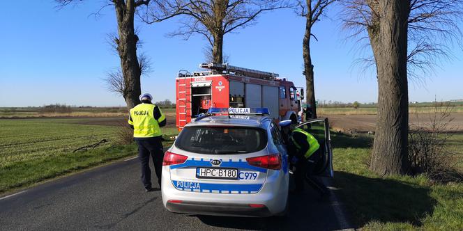 Tragedia pod Nakłem. Kierowca roztrzaskał się na drzewie