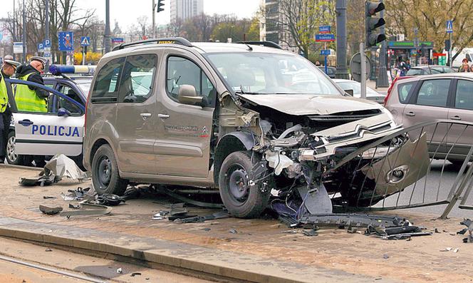 Pijak citroenem wjechał w przystanek