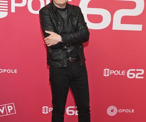 Konferencja prasowa 62. edycji Krajowego Festiwalu Polskiej Piosenki w Opolu. Tłum gwiazd na czerwonym dywanie