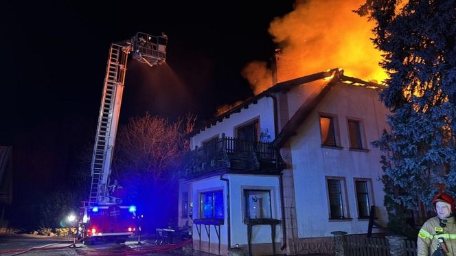 Rodzina straciła dach nad głową. Ich dom spłonął doszczętnie