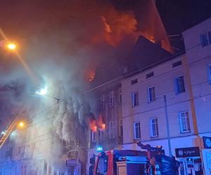 Pożar w Poznaniu. Wielu strażaków rannych. W czasie działań gaśniczych doszło do eksplozji [ZDJĘCIA].