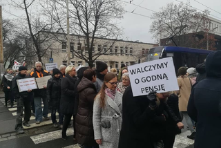 Pracownicy sądów przejdą przez centrum Wrocławia w godzinach szczytu. Uwaga na utrudnienia w ruchu! [AUDIO]