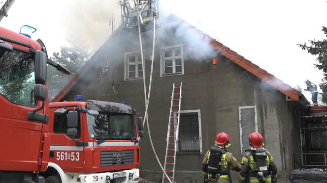 Ogień na plebanii pojawił się w czasie mszy. Żywioł strawił majątek parafian 