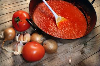 Prosty sos pomidorowy: do gołąbków, makaronu, pizzy i zapiekanek