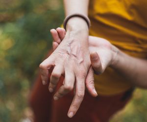  Przykurcz Dupuytrena ma charakterystyczne objawy. Jak go leczyć? Ile kosztuje operacja?