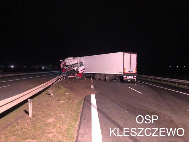 Groźny wypadek dwóch ciężarówek na A2 koło Poznania. Został z nich złom 