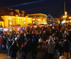 Ciężarówka Coca-cola w Białymstoku! Świąteczna atrakcja przyciągnęła tłumy mieszkańców na Rynek Kościuszki