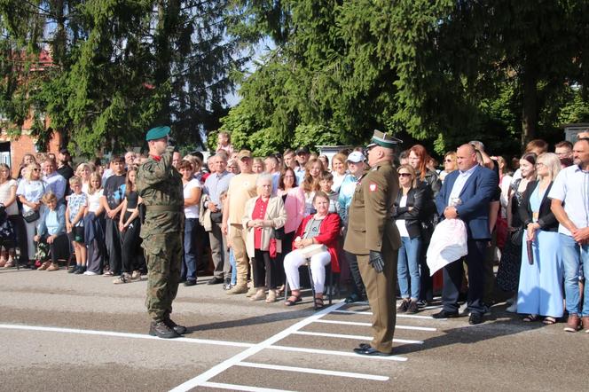 Żołnierz zrobił to podczas przysięgi. Wszystkim odebrało mowę