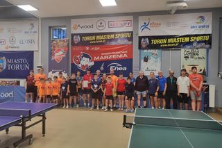 W Toruniu starsi i młodsi uderzają w białą piłeczkę. Każdy może dołączyć