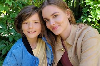 M jak miłość na planie. Franka (Dominika Kachlik) i jej syn Adam (Liam Culbreth)
