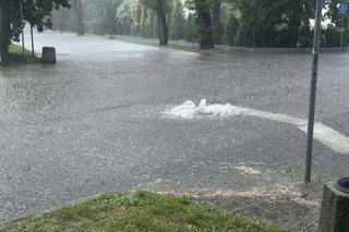 Zalane piwnice i ulice. Ulewny deszcz wyrządził sporo szkód w Tarnowie i okolicach [ZDJĘCIA]