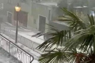 Szokująca anomalia w Niemczech! Grad zasypał miasto, ulice białe