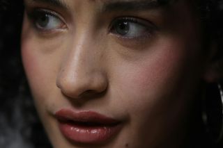 Najmodniejszy makijaż ust nie wymaga precyzji. Francuzki już noszą go z dumą! 