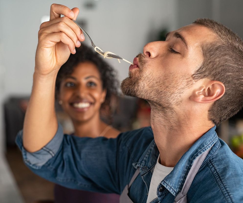 Mężczyzna próbujący danie