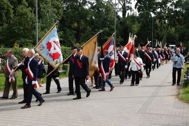 Tak wygląda grób matki Morawickiego, morze kwiatów