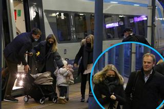 Donald Tusk z rodziną na dworcu kolejowym w Sopocie