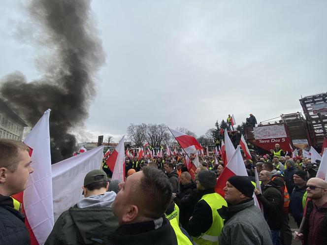 Protest rolników we Wrocławiu. Strajk wymyka się spod kontroli. Urząd Wojewódzki obrzucany jajkami