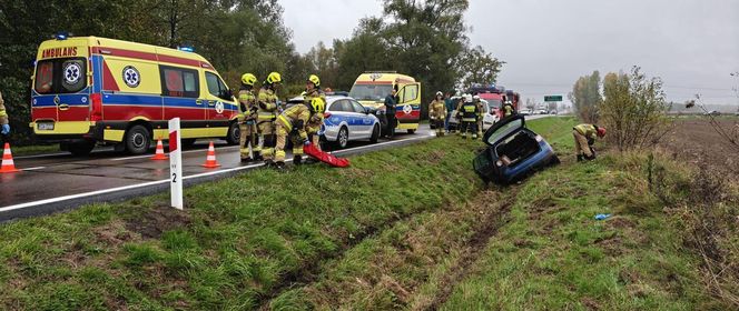 Volkswagen z trójką nastolatków roztrzaskał się na Powiślu Dąbrowskim. Dwie osoby były nietrzeźwe