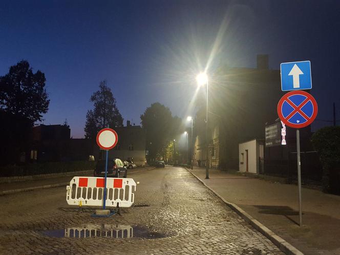 Odcinek Lipowej i Leszczyńskich w Lesznie bez wody. Zamknięta dla kierowców część Lipowej