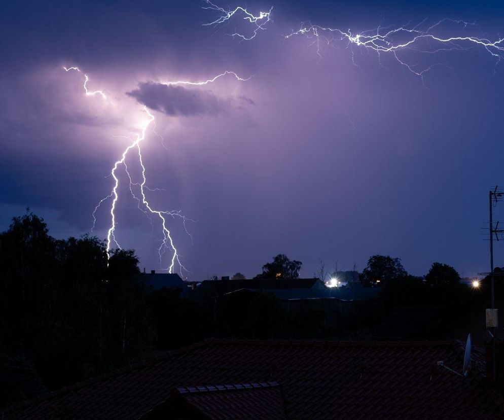 Burze nad Jelenią Górą. Front z południa przyniesie ulewę, grad i porywisty wiatr