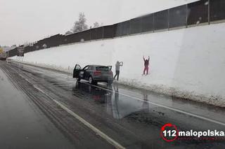 Wybiegli z samochodu na autostradzie! Oszaleli na widok śniegu?