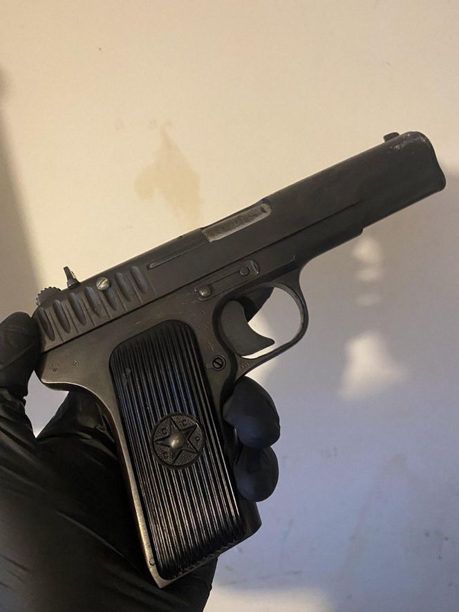 Schował się pod materacem w dziecięcym pokoju. Miał broń i narkotyki. 33-latek usłyszał zarzuty