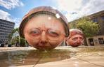 2 Wielkie głowy pojawiły się m.in. w fontannie w Pasażu Schillera