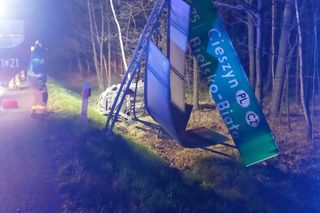 Wypadek na DK1 w Kobiórze. Samochód staranował tablicę informacyjną