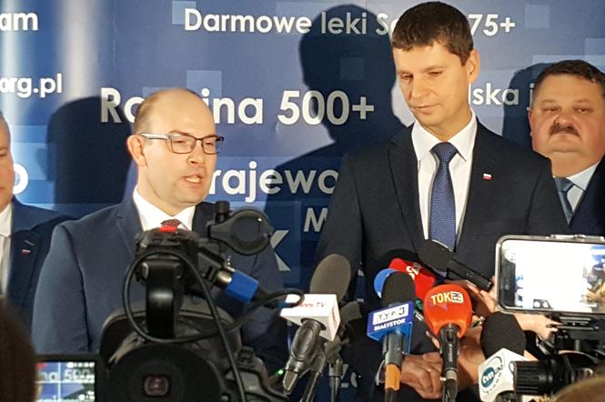 Artur Kosicki ( drugi z lewej)