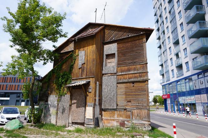 Drewniany zabytkowy dom w centrum Białegostoku. To część "Kwartału Kaczorowskiego" przy ul. Mazowieckiej