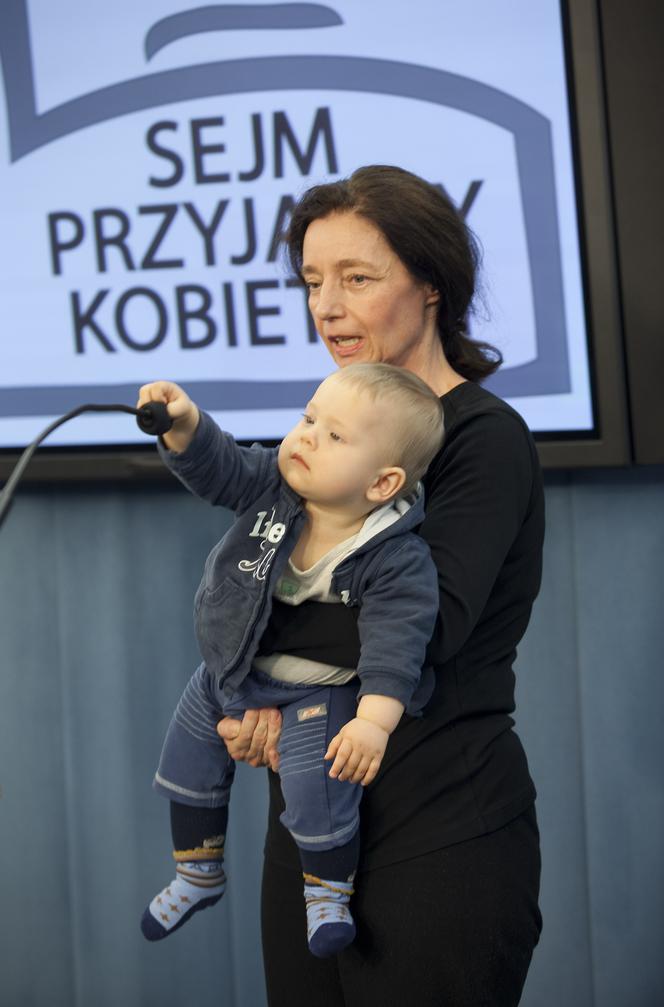 Barbara Sienkiewicz z dziećmi w Sejmie