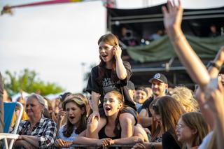 Grubson na Sosnowiec Fun Festival. Publiczność śpiewa całymi rodzinami