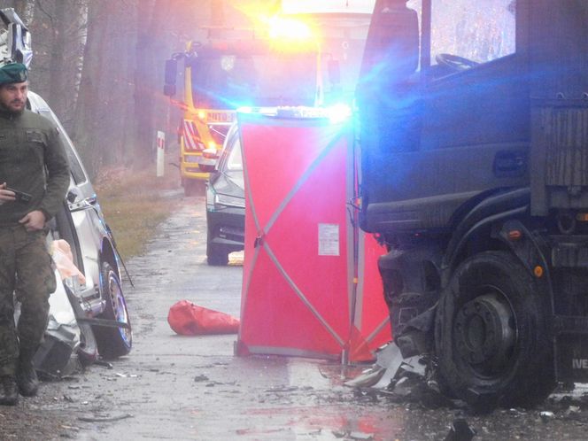 Masowy wypadek pod Warszawą! Zderzenie trzech aut z wojskową ciężarówką. Jedna osoba nie żyje