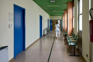 Śmierć kobiety na szpitalnym korytarzu. Prokuratura oskarża pielęgniarkę