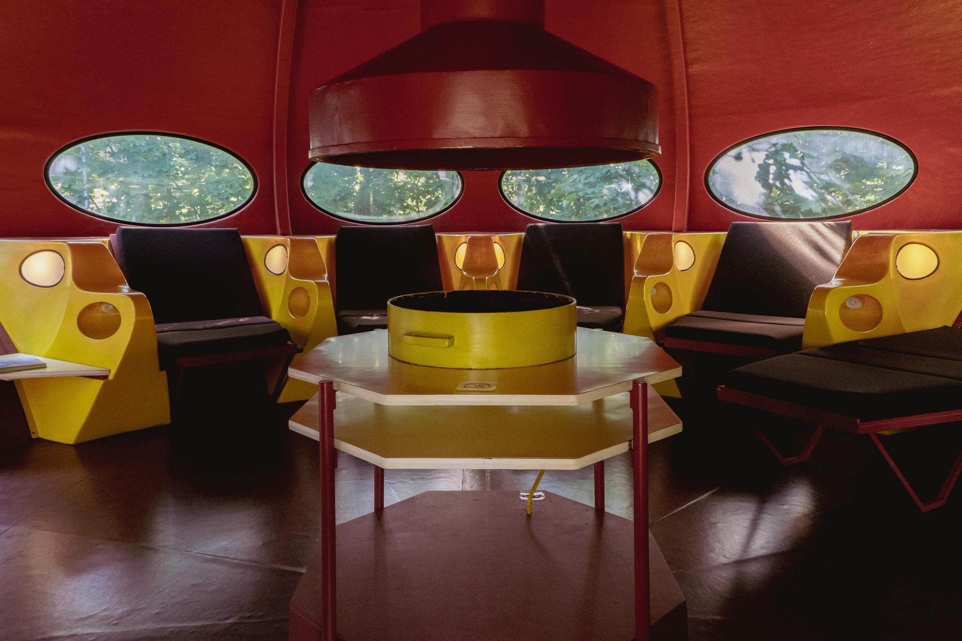 Futuro House - zdjęcia fińskiego domku letniskowego w kształcie UFO w WeeGee Exhibition Centre