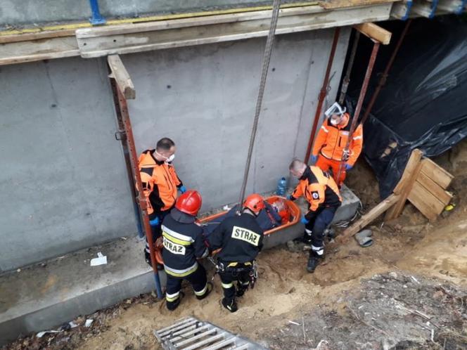 Wypadek na budowie! Fachowiec spadł do rowu! Wszystkie służby postawione NA BACZNOŚĆ!