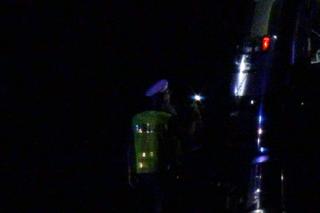 Koszmar pod Żyrardowem. 43-latek potrącony przez tira i samochód. Nie żyje