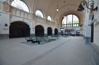 Tu nawet nie żal, że pociąg się spóźnia. Dworzec Gdańsk Główny w stylu neorenesansu niderlandzkiego po remoncie