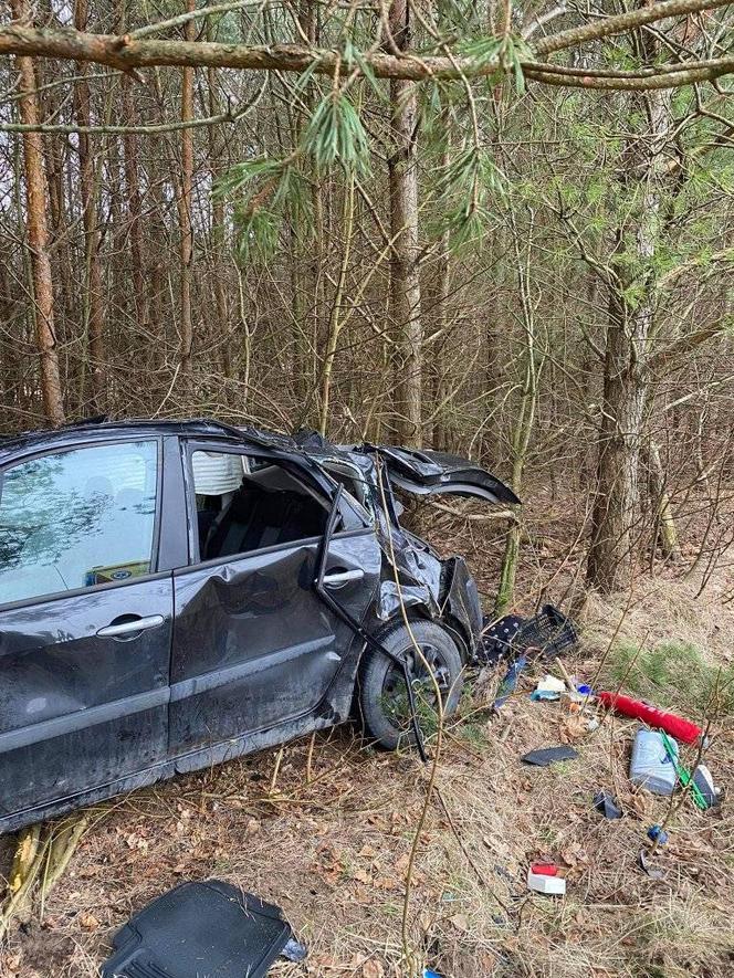 Groźny wypadek w Starych Włókach. Auto wpadło do rowu. Jedna osoba ranna [ZDJĘCIA]