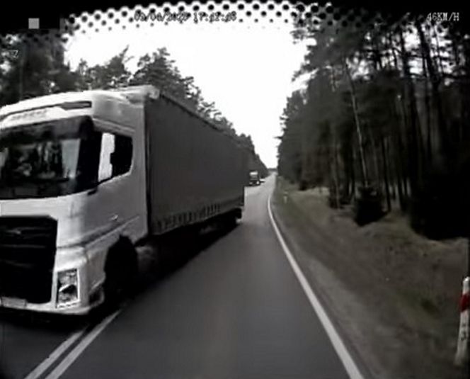 Tir jechał na zderzenie z autobusem pełnym pasażerów. O krok od tragedii na DK 11 pod Tarnowskimi Górami [ZDJĘCIA].