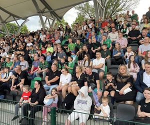 Kibice na otwarciu stadionu w Starachowicach