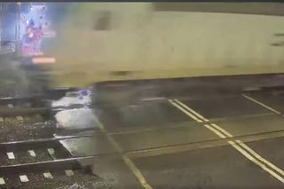 Wjechał BMW na przejazd kolejowy i znalazł się w pułapce