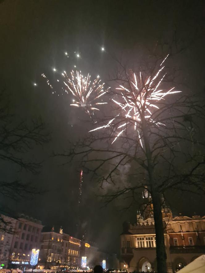 Tysiące ludzi bawiło się na Rynku w Krakowie, mimo iż miasto nie organizowało Sylwestra