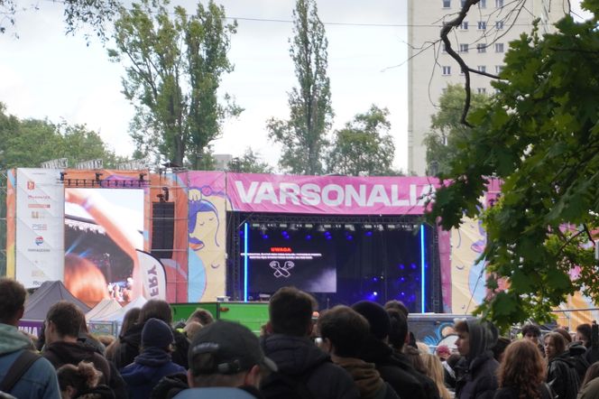 Studenci Politechniki gromadzą się w okolicy terenu juwenaliów