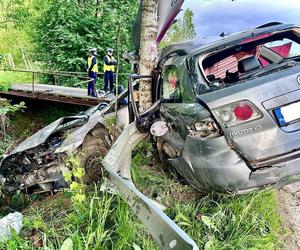 Tragiczny wypadek w miejscowości Wara. Mazda uderzyła w drzewo i złamała się na pół! Nie żyje 18-latek