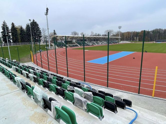 Ostatnie dni remontu stadionu w Starachowicach. Na bieżni pojwiły się tory