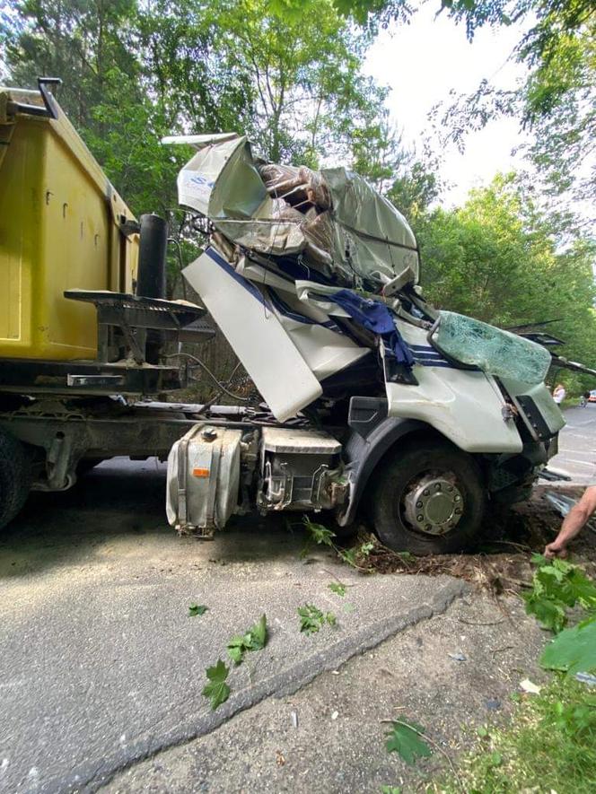 Wypadek ciężarówek w Popowie. Szoferki zmiażdżone