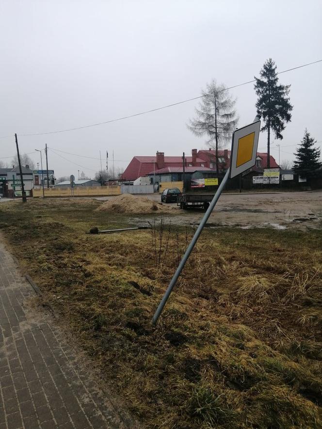 Gmina Olsztynek została ZDEWASTOWANA. Wyrwane ławki, znaki drogowe i zniszczony przystanek [FOTO]