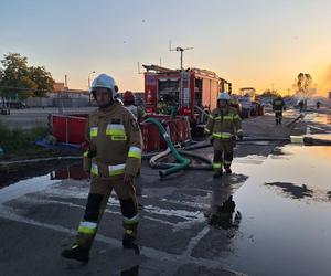 Ogromny pożar na terenie zakładu recyklingu odpadów w Rawiczu